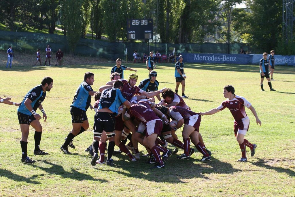 Alcobendas Rugby forwards driving a maul in a Spanish league match