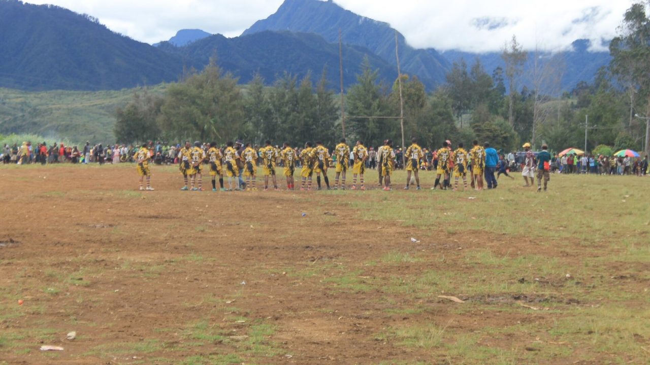 Rugby league team lined up before the referee at a 2016 match in Magarima